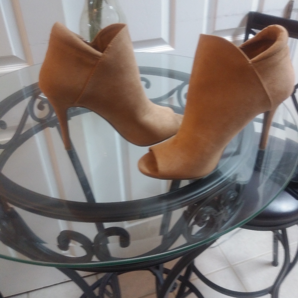 Shoes - Picture 3 of 7